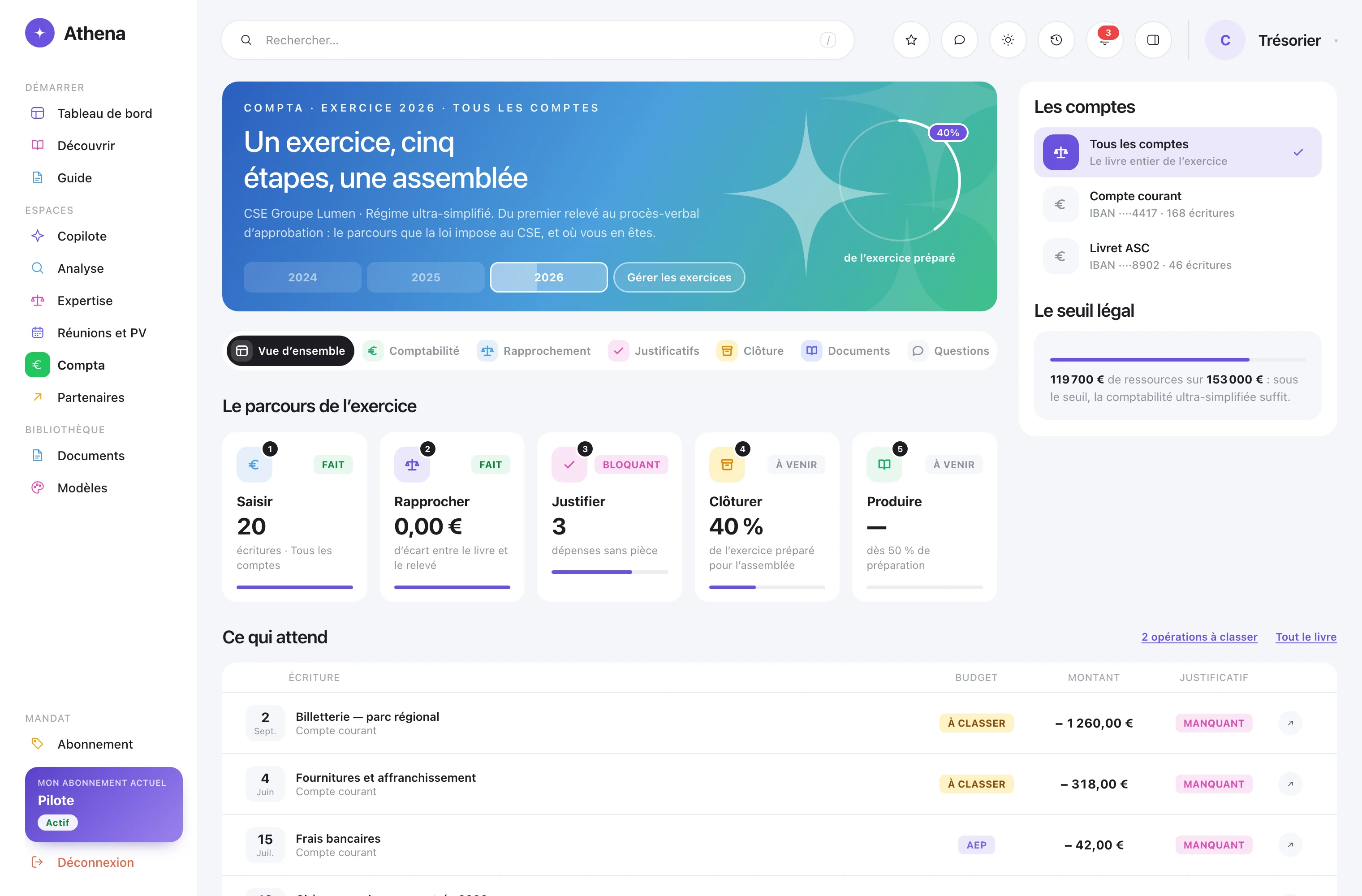 L’espace Compta : l’exercice et sa frise, les comptes bancaires, le seuil légal des 153 000 €, le parcours en cinq étapes et les écritures qui attendent un classement ou un justificatif.